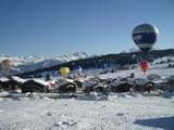 montgolfiere et chalet en montagne