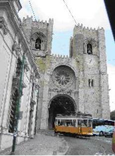 tramway devant une eglise