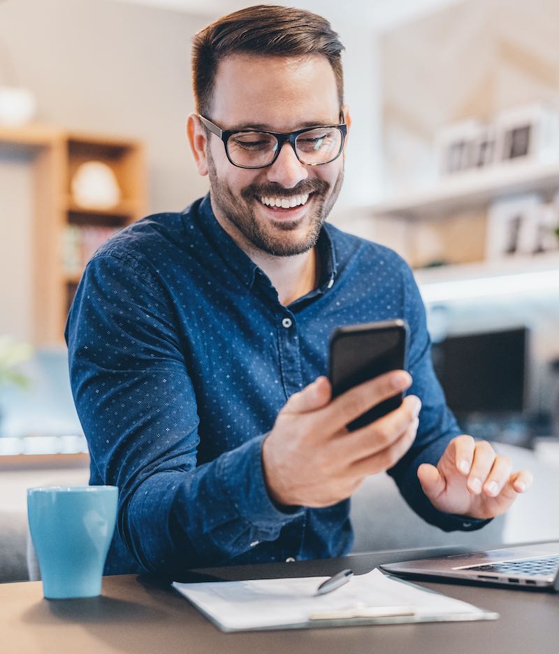 professionnel prend contact par mail ou par téléphone pour des informations sur les formations en langue