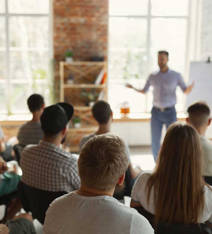 formateur natif enseignant devant des stagiaires en langue en respectant leur objectif