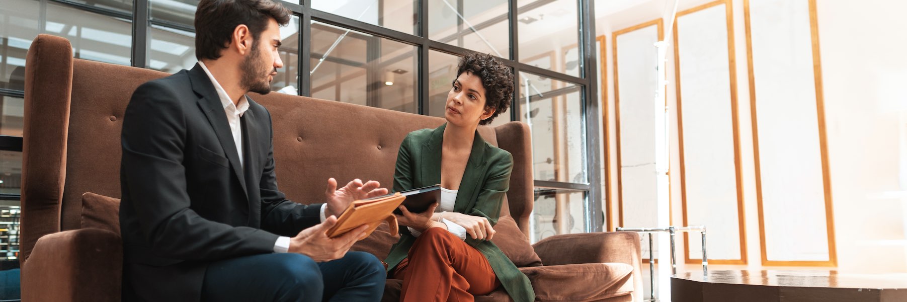 une DRH évalue le niveau de langue d'un employé lors d'un entretien