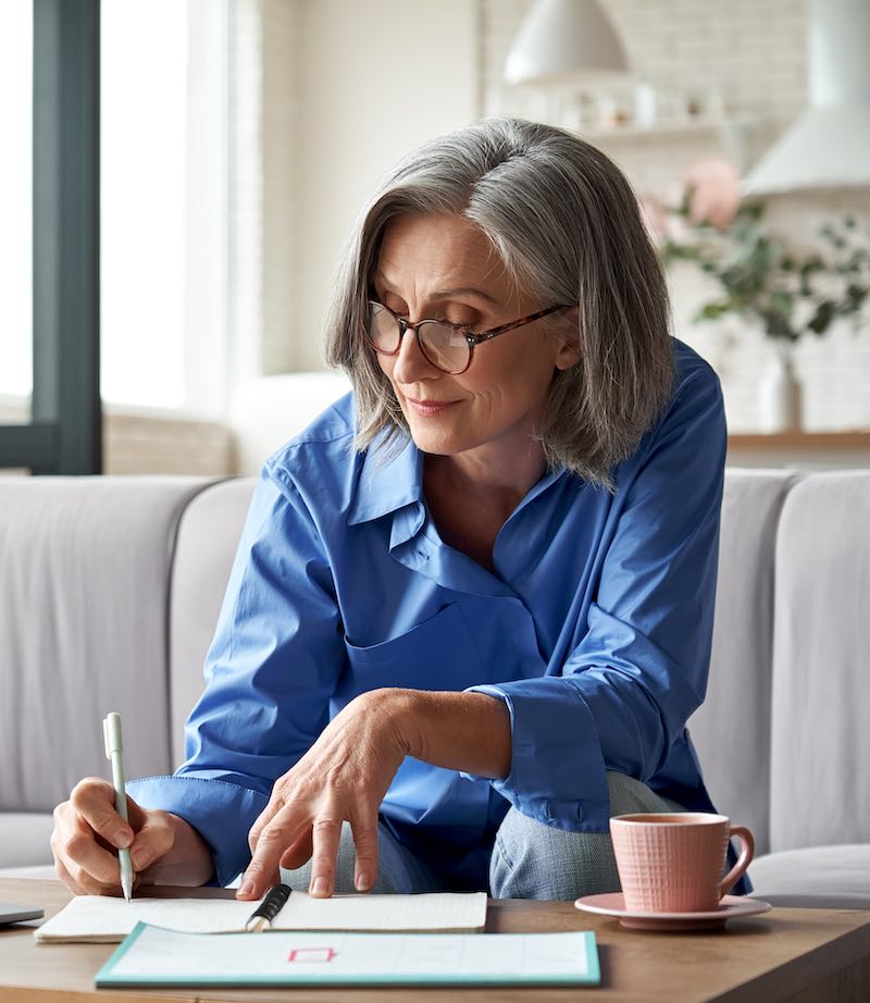 senior apprenant à la maison une langue pour le loisir, les études ou la compétence professionnelle