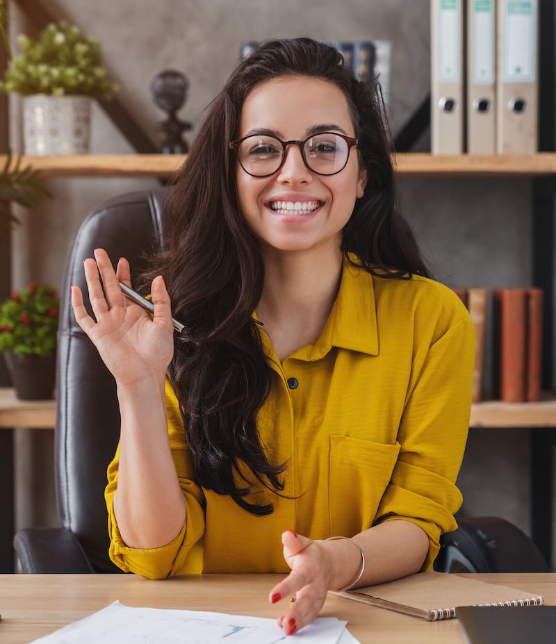 jeune femme demande des informations sur une formation pour apprendre une langue