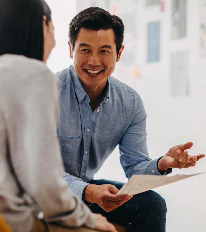 discussion en face à face entre un stagiaire et son formateur en langue pour un apprentissage réussi