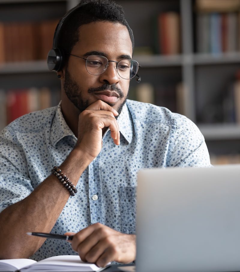 une professionnel teste son niveau en langue en ligne et gratuitement